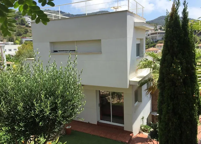 Villa With Private Pool, Ocean & Mountain Views
